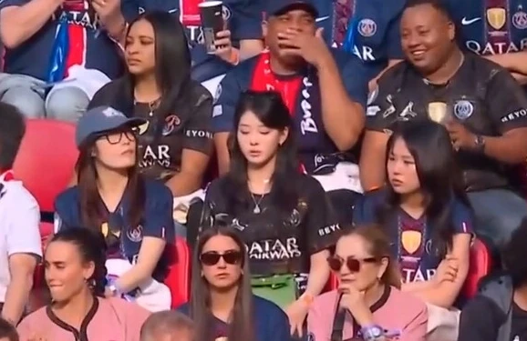 파리 생제르맹(PSG) 공격수 이강인이 사우디아라비아 알아흘리의 관심을 받으면서 향후 거취에 대한 관심이 다시 커지고 있다. PSG 리포트는 지난달 31일 '이강인과 곤살루 하무스가 다음 시즌 더 중요한 역할을 원하고 있다. 이번 여름 이적 가능성을 검토할 예정'이라고 전했다. 이강인에게 러브콜을 보낸 구단 중 아시아축구연맹 챔피언스리그 엘리트(ACLE) 2연패를 달성한 알 아흘리가 있다. 다만 이강인이 파리에서 가족 및 여자친구와 잘 생활하고 있고, 아직 사우디를 생각할 나이는 아니어서 알 아흘리행이 실현될지는 미지수다.