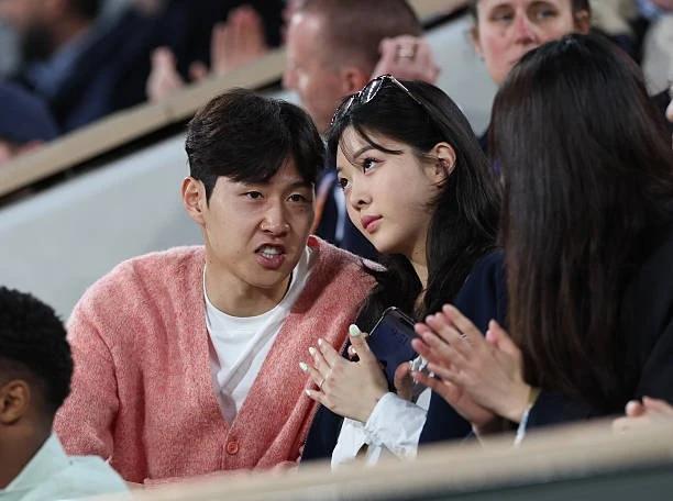파리 생제르맹(PSG) 공격수 이강인이 사우디아라비아 알아흘리의 관심을 받으면서 향후 거취에 대한 관심이 다시 커지고 있다. PSG 리포트는 지난달 31일 '이강인과 곤살루 하무스가 다음 시즌 더 중요한 역할을 원하고 있다. 이번 여름 이적 가능성을 검토할 예정'이라고 전했다. 이강인에게 러브콜을 보낸 구단 중 아시아축구연맹 챔피언스리그 엘리트(ACLE) 2연패를 달성한 알 아흘리가 있다. 다만 이강인이 파리에서 가족 및 여자친구와 잘 생활하고 있고, 아직 사우디를 생각할 나이는 아니어서 알 아흘리행이 실현될지는 미지수다. 연합뉴스
