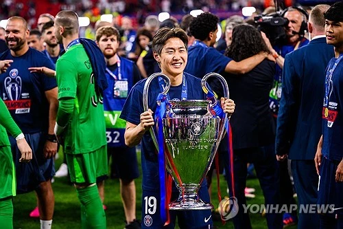 파리 생제르맹(PSG) 공격수 이강인이 사우디아라비아 알아흘리의 관심을 받으면서 향후 거취에 대한 관심이 다시 커지고 있다. PSG 리포트는 지난달 31일 '이강인과 곤살루 하무스가 다음 시즌 더 중요한 역할을 원하고 있다. 이번 여름 이적 가능성을 검토할 예정'이라고 전했다. 이강인에게 러브콜을 보낸 구단 중 아시아축구연맹 챔피언스리그 엘리트(ACLE) 2연패를 달성한 알 아흘리가 있다. 다만 이강인이 파리에서 가족 및 여자친구와 잘 생활하고 있고, 아직 사우디를 생각할 나이는 아니어서 알 아흘리행이 실현될지는 미지수다. 연합뉴스