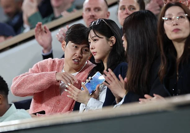 파리 생제르맹(PSG) 공격수 이강인이 사우디아라비아 알아흘리의 관심을 받으면서 향후 거취에 대한 관심이 다시 커지고 있다. PSG 리포트는 지난달 31일 '이강인과 곤살루 하무스가 다음 시즌 더 중요한 역할을 원하고 있다. 이번 여름 이적 가능성을 검토할 예정'이라고 전했다. 이강인에게 러브콜을 보낸 구단 중 아시아축구연맹 챔피언스리그 엘리트(ACLE) 2연패를 달성한 알 아흘리가 있다. 다만 이강인이 파리에서 가족 및 여자친구와 잘 생활하고 있고, 아직 사우디를 생각할 나이는 아니어서 알 아흘리행이 실현될지는 미지수다. 연합뉴스