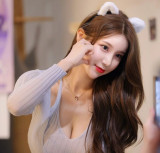 'E컵 여신' 김현영, 섹시 고양이 변신…단추 안 잠기는 대문자 S라인 