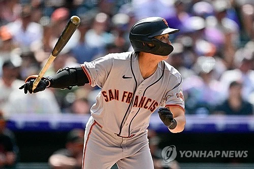 미국 메이저리그 샌프란시스코 자이언츠의 한국인 강타자 이정후가 9경기 연속 안타에 성공했다. 이정후는 2일(한국시간) 열리고 있는 밀워키 브루어스와의 원정 경기 2회초 1사 주자 없는 상황에서 첫 타석에 들어선 뒤 상대 선발 좌완 셰인 드로한을 상대로 2볼 2스트라이크에서 5구째 88.3마일(약 142km/h) 바깥쪽 낮은 슬라이더를 가볍게 잡아당겨 우익수 앞 깔끔한 안타를 뽑아냈다. 이어 타석에 들어선 맷 채프먼이 중월 담장을 넘기는 투런 홈런을 뽑아내며 이정후는 이날 출루와 함께 득점을 올리는 데에도 성공했다. 연합뉴스