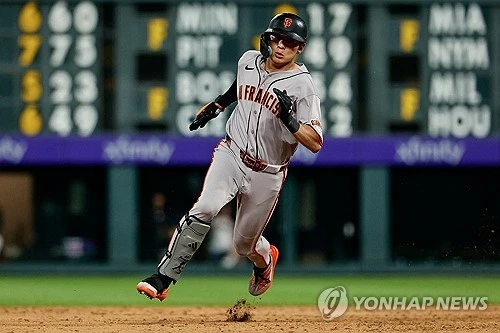 미국 메이저리그 샌프란시스코 자이언츠의 한국인 강타자 이정후가 9경기 연속 안타에 성공했다. 이정후는 2일(한국시간) 열리고 있는 밀워키 브루어스와의 원정 경기 2회초 1사 주자 없는 상황에서 첫 타석에 들어선 뒤 상대 선발 좌완 셰인 드로한을 상대로 2볼 2스트라이크에서 5구째 88.3마일(약 142km/h) 바깥쪽 낮은 슬라이더를 가볍게 잡아당겨 우익수 앞 깔끔한 안타를 뽑아냈다. 이어 타석에 들어선 맷 채프먼이 중월 담장을 넘기는 투런 홈런을 뽑아내며 이정후는 이날 출루와 함께 득점을 올리는 데에도 성공했다. 연합뉴스