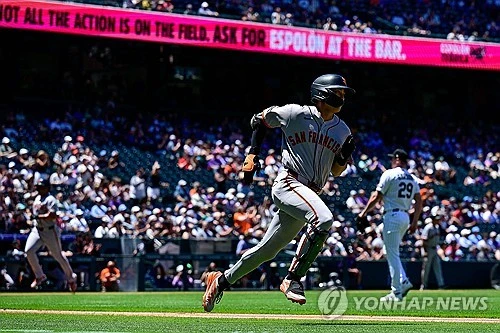 미국 메이저리그 샌프란시스코 자이언츠의 한국인 강타자 이정후가 9경기 연속 안타에 성공했다. 이정후는 2일(한국시간) 열리고 있는 밀워키 브루어스와의 원정 경기 2회초 1사 주자 없는 상황에서 첫 타석에 들어선 뒤 상대 선발 좌완 셰인 드로한을 상대로 2볼 2스트라이크에서 5구째 88.3마일(약 142km/h) 바깥쪽 낮은 슬라이더를 가볍게 잡아당겨 우익수 앞 깔끔한 안타를 뽑아냈다. 이어 타석에 들어선 맷 채프먼이 중월 담장을 넘기는 투런 홈런을 뽑아내며 이정후는 이날 출루와 함께 득점을 올리는 데에도 성공했다. 연합뉴스