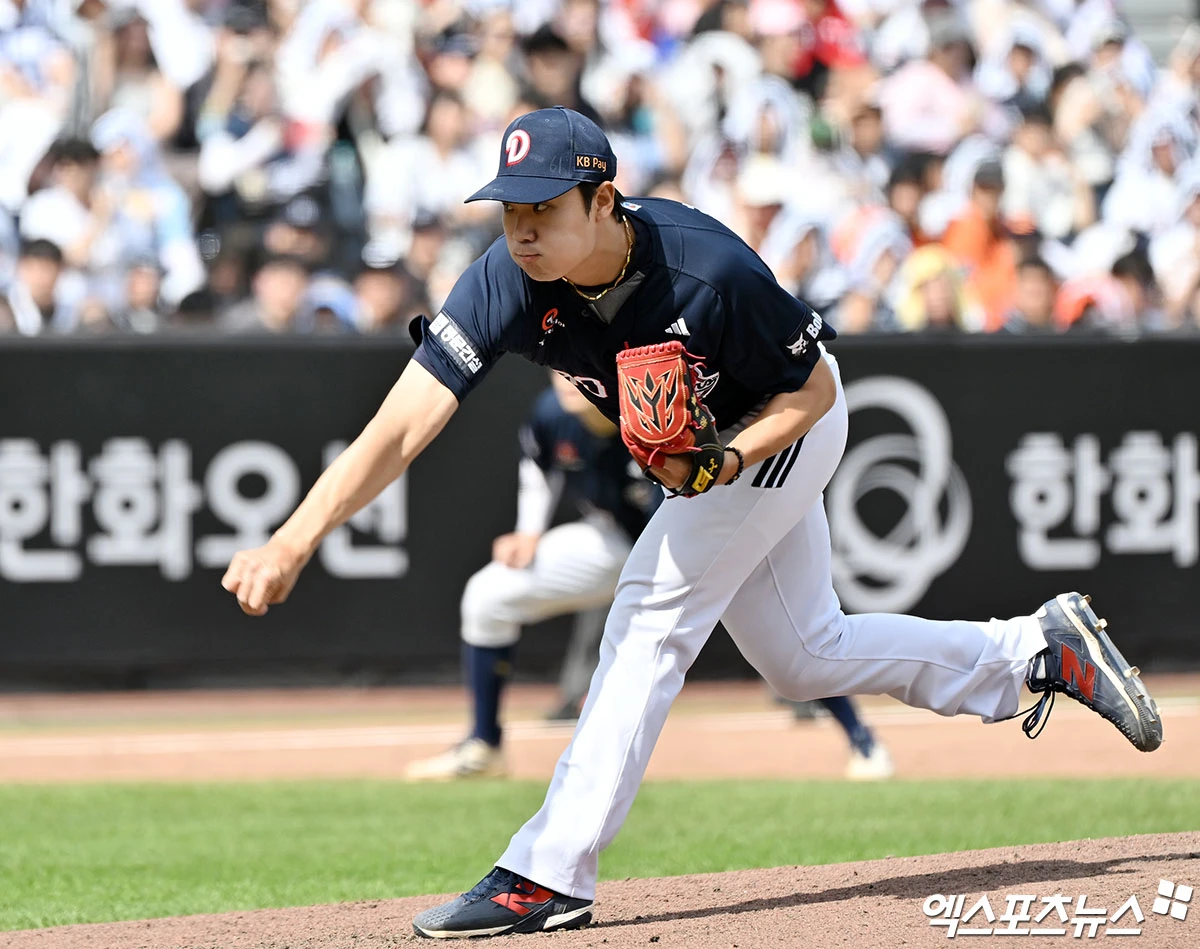 두산은 2일 서울 잠실야구장에서 2026 신한 SOL뱅크 KBO리그 한화 이글스전을 치른다. 앞서 두산은 지난 주말 대구 원정 3연전에서 강승호와 정수빈이 연이틀 짜릿한 역전 만루 홈런을 때리면서 위닝 시리즈 달성으로 반등에 성공했다. 두산은 2일 경기에 앞서 내야수 안재석과 투수 최지강을 등록했다. 전날 내야수 임종성과 투수 양재훈의 말소로 생긴 빈자리다. 양재훈은 지난달 31일 대구 삼성 라이온즈전 투구 도중 팔꿈치 통증을 호소해 마운드에서 내려갔다. 두산 관계자는 '양재훈 선수는 검진 결과 우측 팔꿈치 인대 손상 진단을 받았다. 6월 중순 팔꿈치 인대 접합 수술(토미존 서저리)을 받을 예정'이라고 밝혔다. 엑스포츠뉴스DB