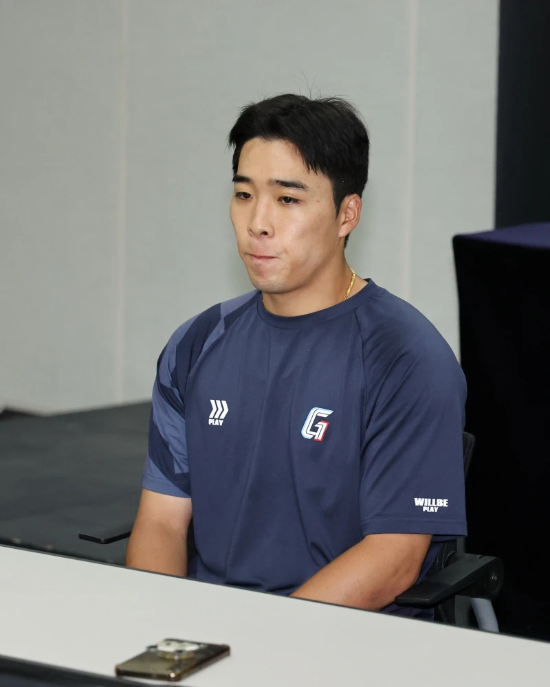 롯데 자이언츠 외야수 김동혁이 2일 광주-KIA챔피언스필드에서 열리는 2026 신한 SOL KBO리그 KIA 타이거즈와의 정규시즌 7차전을 앞두고 1군 엔트리에 올라왔다. 김동혁은 지난 2월 대만 타이난 숙소 인근에 위치한 사행성 오락실에 방문해 전자 베팅 게임을 이용한 사실이 확인됐고, 한국야구위원회(KBO) 상벌위원회로부터 50경기 출전 정지 징계를 받았다. 지난달 29일 창원 NC 다이노스전까지 50경기를 채우면서 징계를 마쳤고, 30~31일 퓨처스리그 경기를 소화했다. 롯데 자이언츠