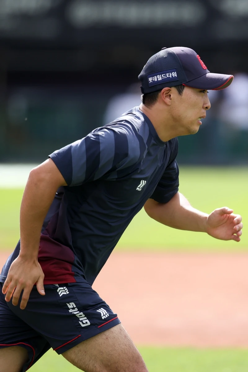 롯데 자이언츠 외야수 김동혁이 2일 광주-KIA챔피언스필드에서 열리는 2026 신한 SOL KBO리그 KIA 타이거즈와의 정규시즌 7차전을 앞두고 1군 엔트리에 올라왔다. 김동혁은 지난 2월 대만 타이난 숙소 인근에 위치한 사행성 오락실에 방문해 전자 베팅 게임을 이용한 사실이 확인됐고, 한국야구위원회(KBO) 상벌위원회로부터 50경기 출전 정지 징계를 받았다. 지난달 29일 창원 NC 다이노스전까지 50경기를 채우면서 징계를 마쳤고, 30~31일 퓨처스리그 경기를 소화했다. 롯데 자이언츠