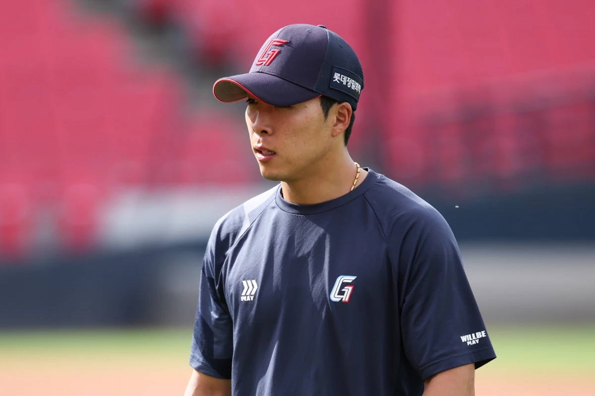 롯데 자이언츠 외야수 김동혁이 2일 광주-KIA챔피언스필드에서 열리는 2026 신한 SOL KBO리그 KIA 타이거즈와의 정규시즌 7차전을 앞두고 1군 엔트리에 올라왔다. 김동혁은 지난 2월 대만 타이난 숙소 인근에 위치한 사행성 오락실에 방문해 전자 베팅 게임을 이용한 사실이 확인됐고, 한국야구위원회(KBO) 상벌위원회로부터 50경기 출전 정지 징계를 받았다. 지난달 29일 창원 NC 다이노스전까지 50경기를 채우면서 징계를 마쳤고, 30~31일 퓨처스리그 경기를 소화했다. 롯데 자이언츠