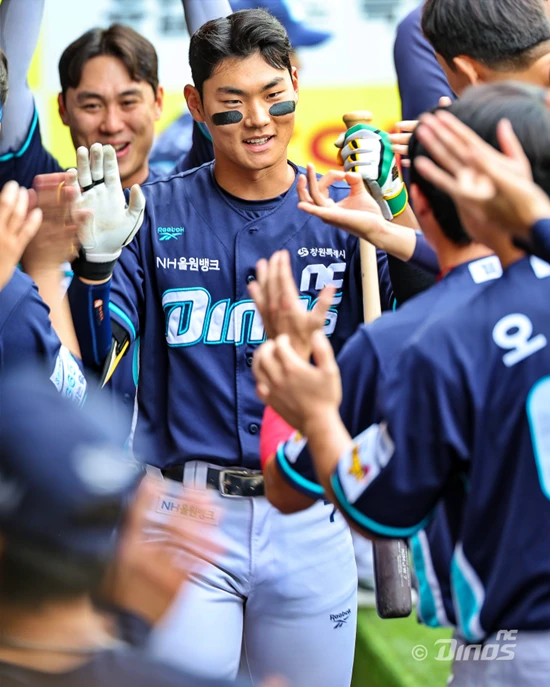 NC 다이노스 내야수 김주원이 2일 대구 삼성 라이온즈파크에서 열린 2026 신한 SOL KBO리그 삼성 라이온즈와의 팀 간 7차전에서 1회초 선두타자 홈런을 기록했다. 사진 NC 다이노스