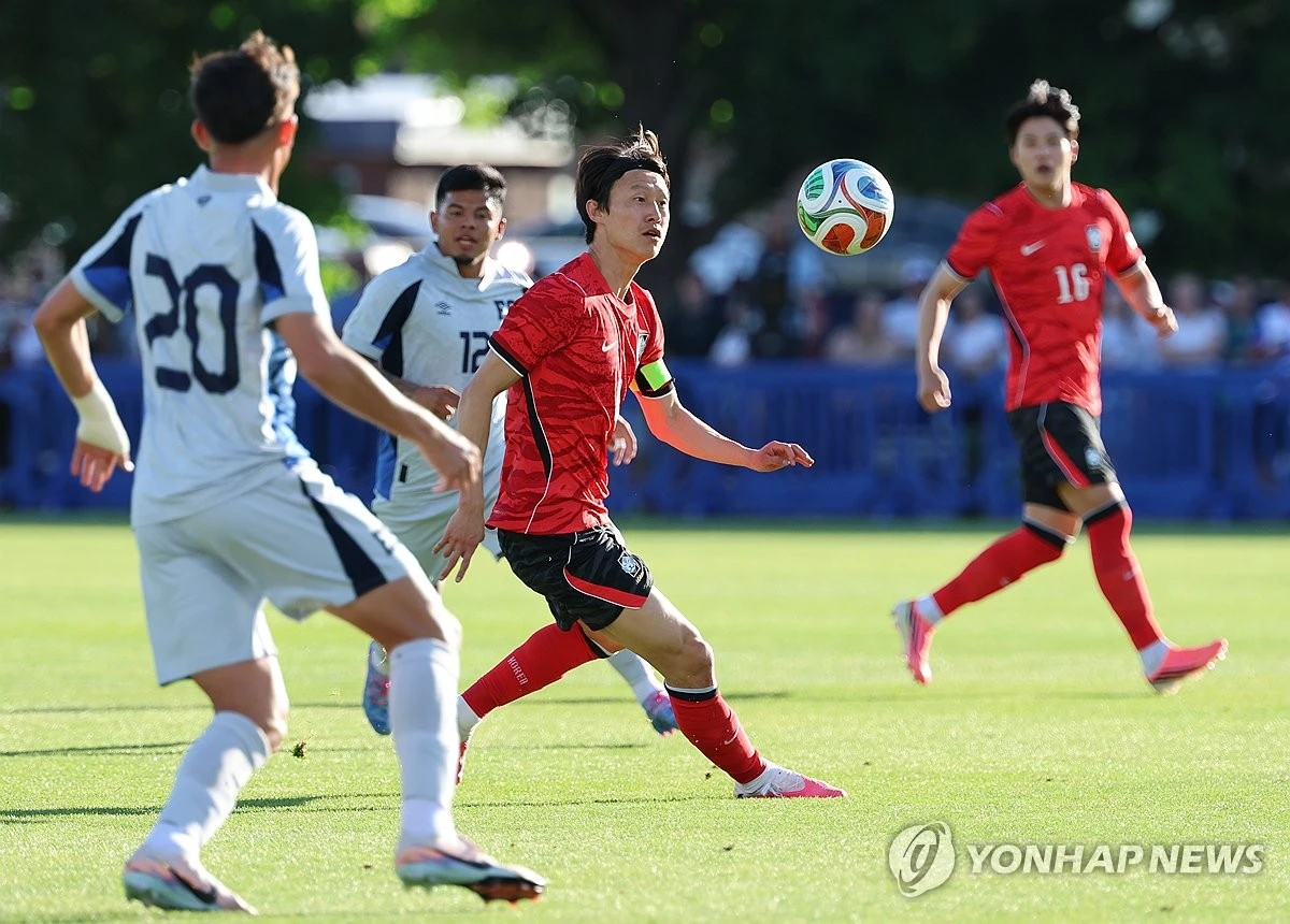 홍명보 감독이 지휘하는 한국 축구대표팀은 4일 오전 10시부터 미국 유타주 솔트레이크시티 인근 프로보의 브리검영대 사우스필드에서 엘살바도르와 평가전을 치르고 있다. 전반전엔 0-0으로 하프타임을 맞았다. 엘살바도르는 국제축구연맹(FIFA) 랭킹 100위의 약체다. 한국(25위)보다 75계단 아래다. 그러나 한국은 이날 수비 뒷공간이 뚫리며 고전한 끝에 전반전에 소득을 얻지 못했다. 턴오버도 속출했다. 연합뉴스