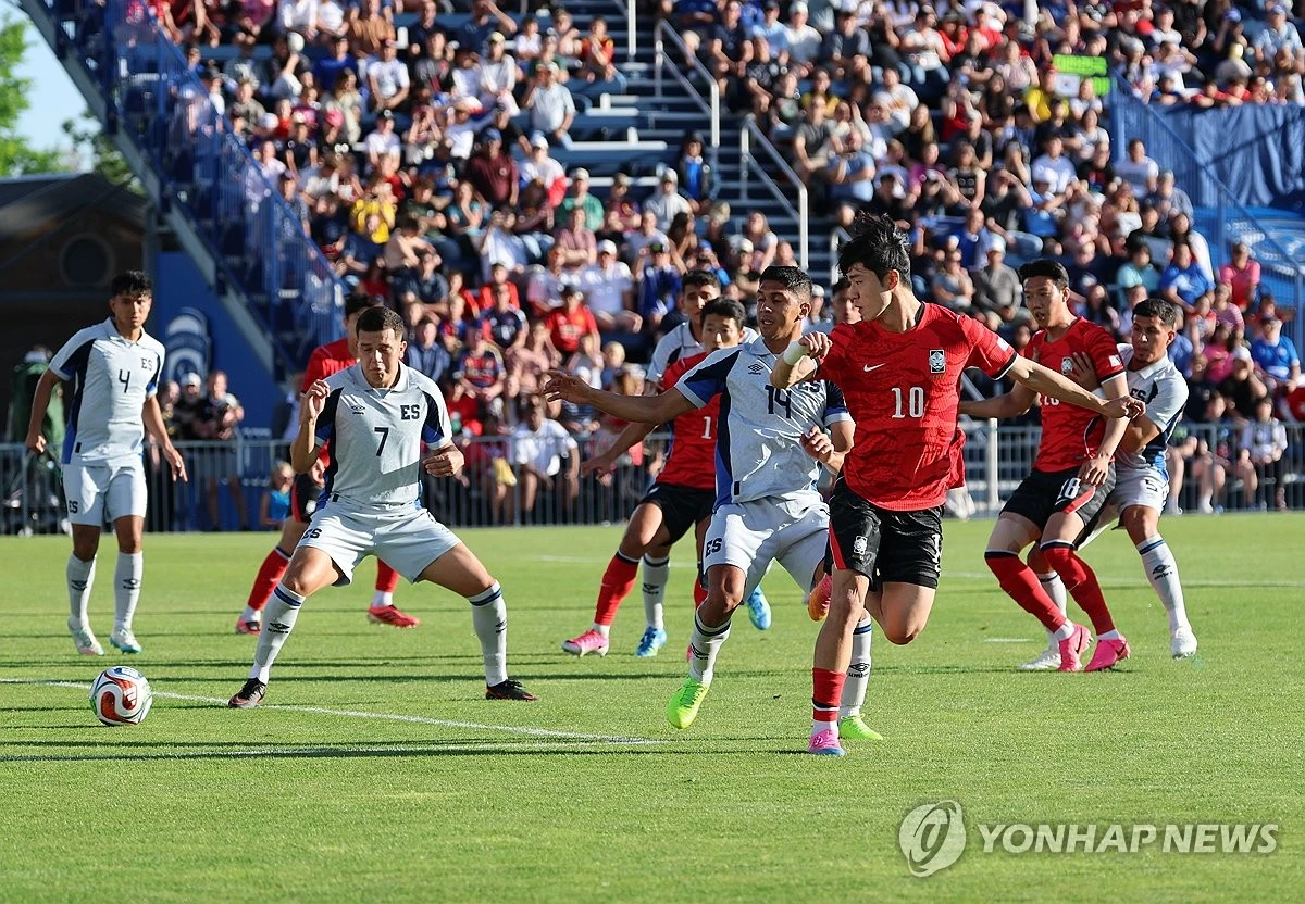 홍명보 감독이 지휘하는 한국 축구대표팀은 4일 오전 10시부터 미국 유타주 솔트레이크시티 인근 프로보의 브리검영대 사우스필드에서 엘살바도르와 평가전을 치르고 있다. 전반전엔 0-0으로 하프타임을 맞았다. 엘살바도르는 국제축구연맹(FIFA) 랭킹 100위의 약체다. 한국(25위)보다 75계단 아래다. 그러나 한국은 이날 수비 뒷공간이 뚫리며 고전한 끝에 전반전에 소득을 얻지 못했다. 턴오버도 속출했다. 연합뉴스