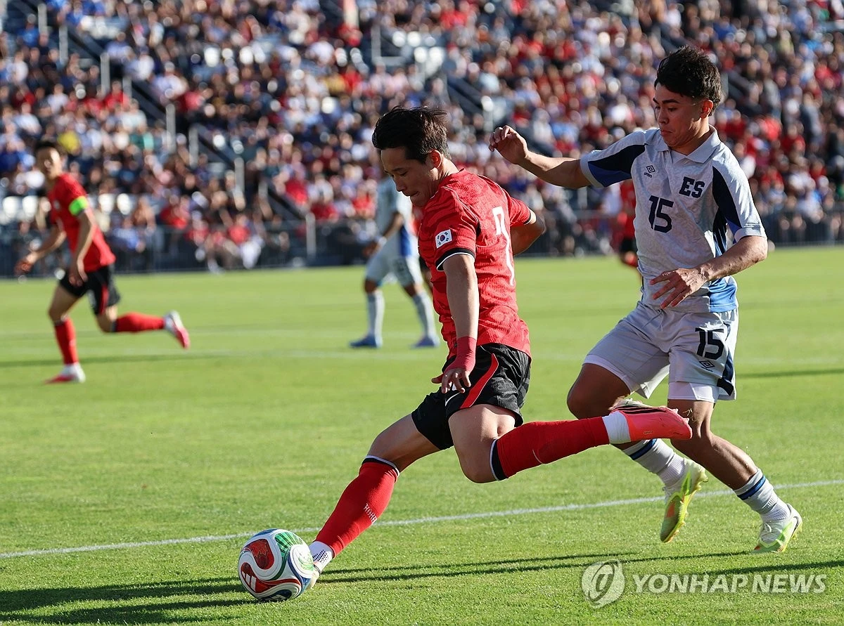 홍명보 감독이 지휘하는 한국 축구대표팀은 4일 오전 10시부터 미국 유타주 솔트레이크시티 인근 프로보의 브리검영대 사우스필드에서 엘살바도르와 평가전을 치르고 있다. 전반전엔 0-0으로 하프타임을 맞았다. 엘살바도르는 국제축구연맹(FIFA) 랭킹 100위의 약체다. 한국(25위)보다 75계단 아래다. 그러나 한국은 이날 수비 뒷공간이 뚫리며 고전한 끝에 전반전에 소득을 얻지 못했다. 턴오버도 속출했다. 연합뉴스