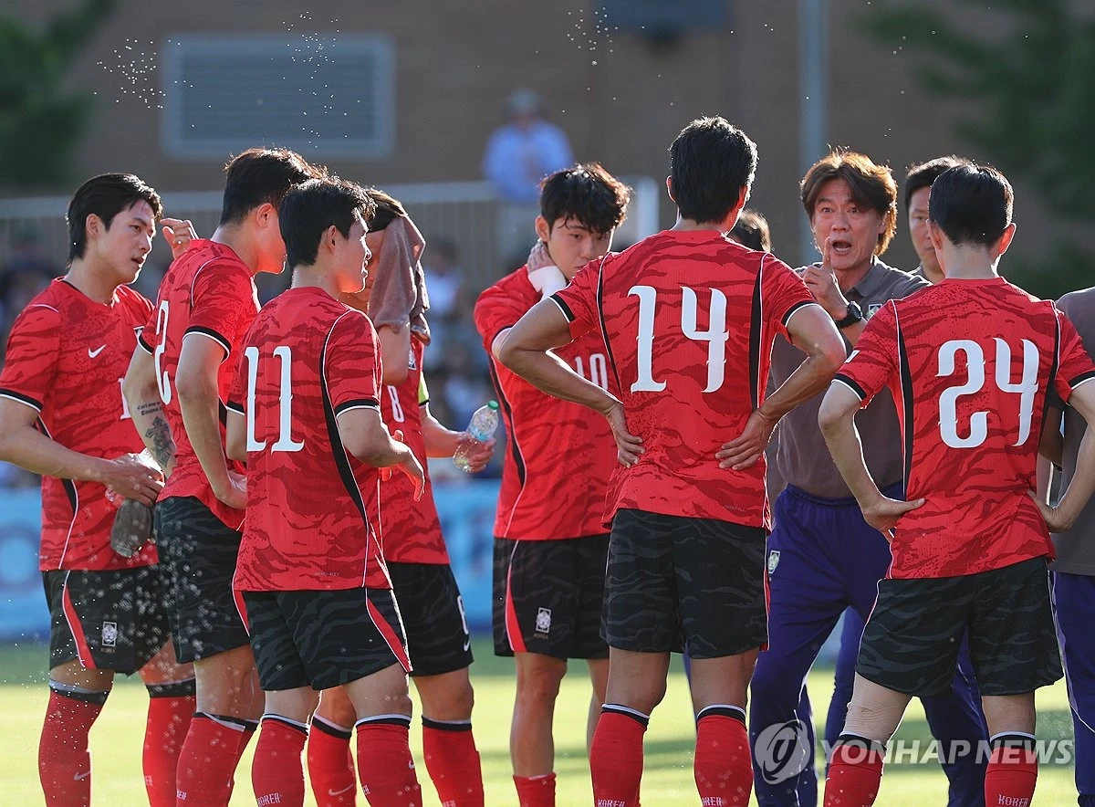 홍명보 감독이 지휘하는 한국 축구대표팀은 4일 오전 10시부터 미국 유타주 솔트레이크시티 인근 프로보의 브리검영대 사우스필드에서 엘살바도르와 평가전을 치르고 있다. 전반전엔 0-0으로 하프타임을 맞았다. 엘살바도르는 국제축구연맹(FIFA) 랭킹 100위의 약체다. 한국(25위)보다 75계단 아래다. 그러나 한국은 이날 수비 뒷공간이 뚫리며 고전한 끝에 전반전에 소득을 얻지 못했다. 턴오버도 속출했다. 연합뉴스
