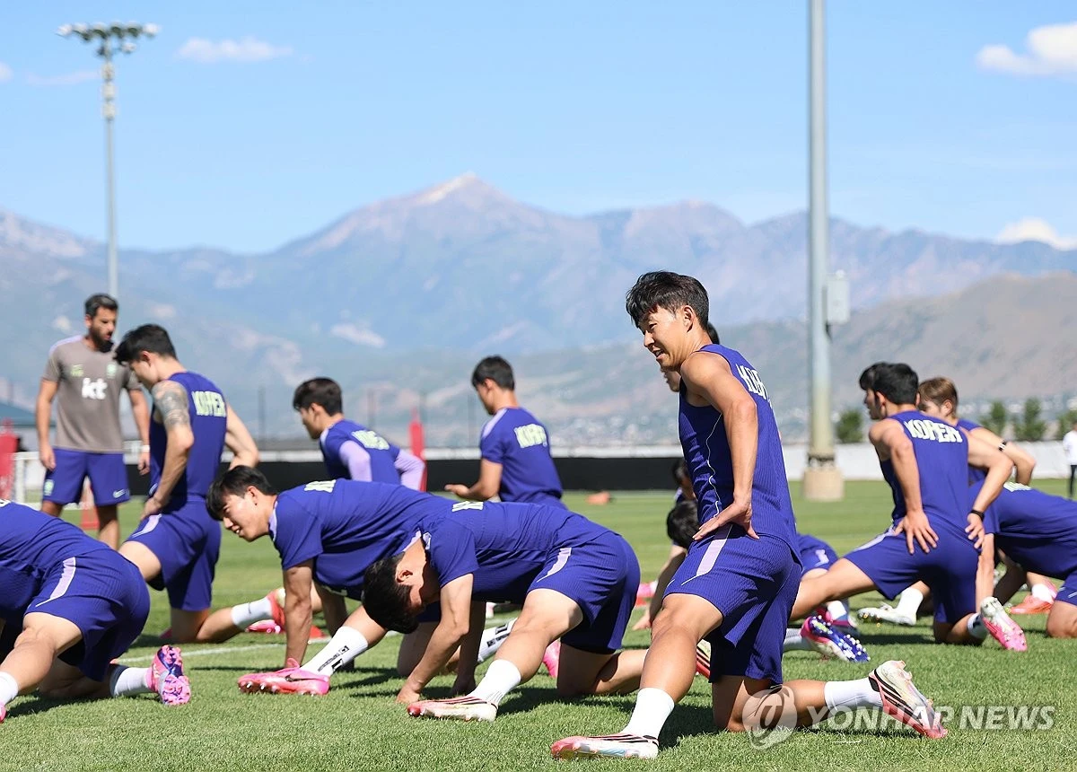 홍명보 감독이 지휘하는 한국 축구대표팀은 4일 오전 10시부터 미국 유타주 솔트레이크시티 인근 프로보의 브리검영대 사우스필드에서 엘살바도르와 평가전을 치르고 있다. 전반전엔 0-0으로 하프타임을 맞았다. 엘살바도르는 국제축구연맹(FIFA) 랭킹 100위의 약체다. 한국(25위)보다 75계단 아래다. 그러나 한국은 이날 수비 뒷공간이 뚫리며 고전한 끝에 전반전에 소득을 얻지 못했다. 턴오버도 속출했다. 연합뉴스