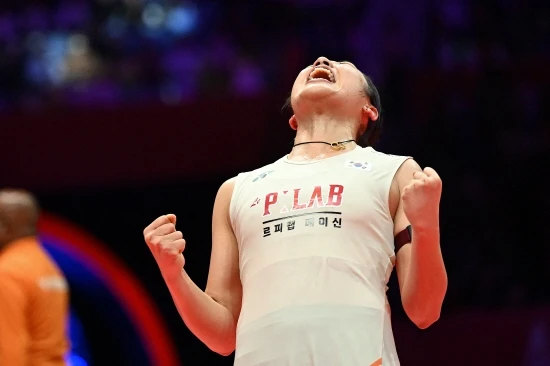 여자 단식 세계 랭킹 1위 안세영은 4일 인도네시아 자카르타에서 열린 2026 세계배드민턴연맹(BWF) 월드투어 슈퍼 1000 인도네시아 오픈 16강전에서 푸살라 신두(10위·인도)를 44분 만에 2-0(21-17 21-15)으로 완파했다. 안세영은 17살이던 지난 2019년 덴마크 오픈에서 당시 올림픽 은메달리스트 신두를 2-0으로 완파한 뒤 이날까지 10전 전승을 챙겼다. 연합뉴스