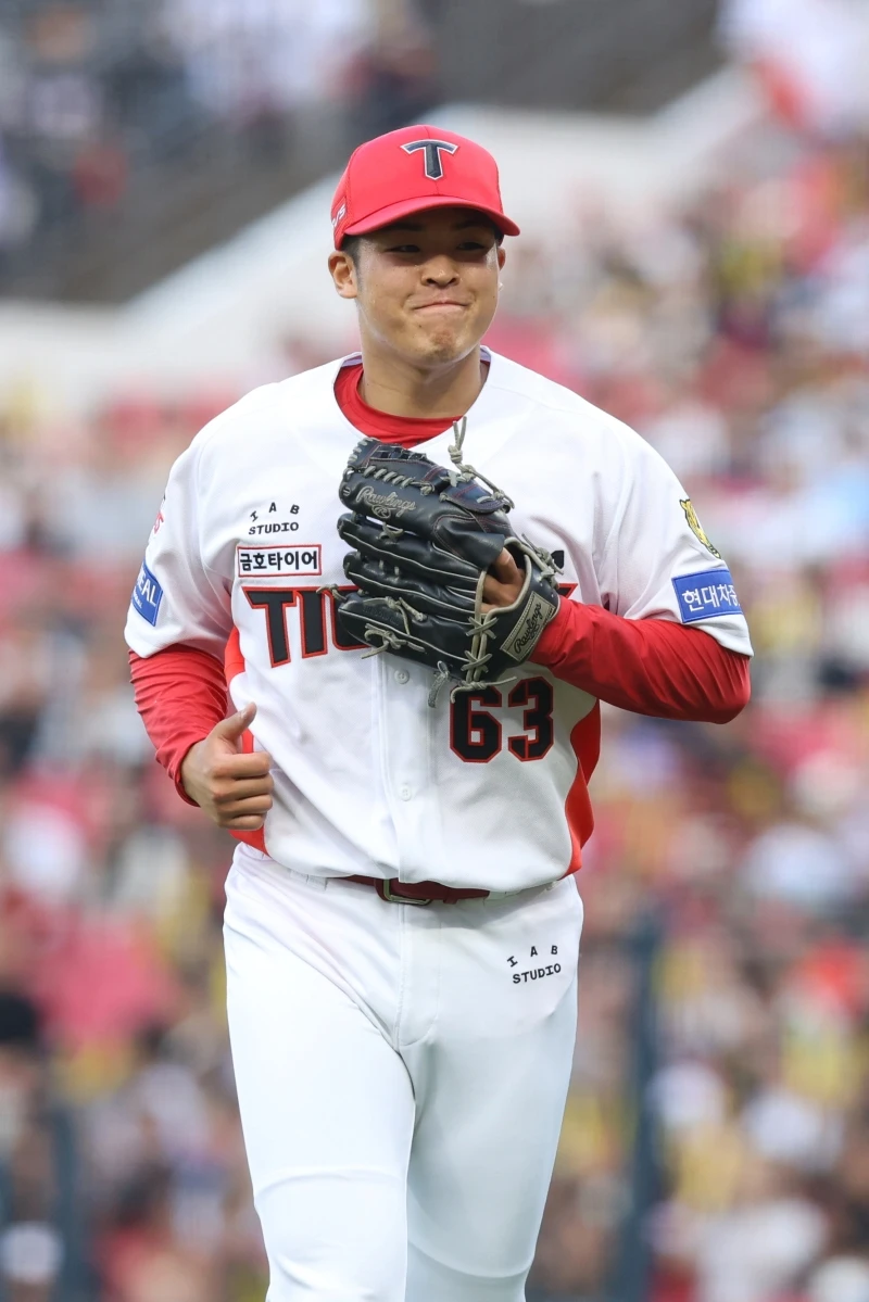 4일 오후 광주-KIA챔피언스필드에서 열린 '2026 신한 SOL KBO리그' 롯데 자이언츠와 KIA 타이거즈의 경기, KIA 선발투수 시라카와 케이쇼가 5이닝 4피안타 2사사구 4탈삼진 무실점을 기록했다. 시라카와가 KBO리그에서 5이닝 이상을 무실점으로 막아낸 건 SSG 랜더스 시절이었던 2024년 6월 1일 고척 키움 히어로즈전(5이닝 무실점), 두산 베어스에서 뛰던 2024년 8월 16일 수원 KT 위즈전(8이닝 무실점)에 이어 세 번째다. KIA 타이거즈