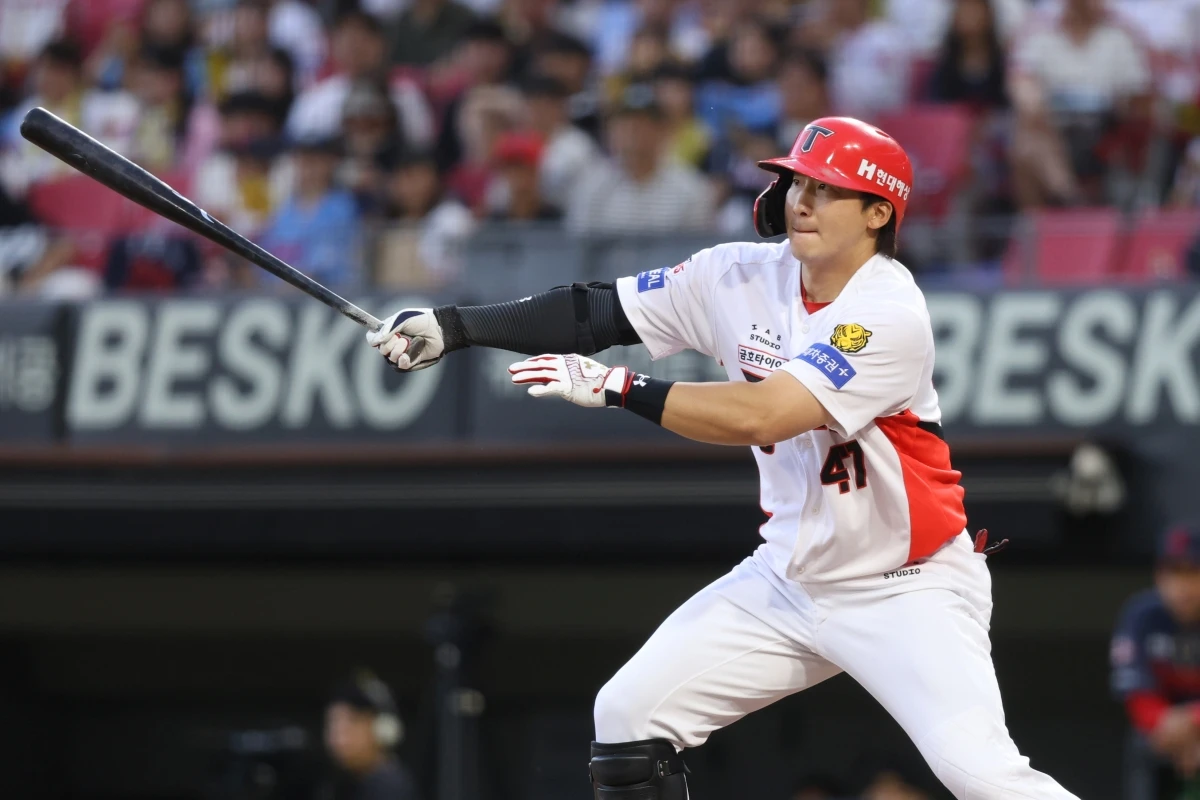 4일 오후 광주-KIA챔피언스필드에서 열린 '2026 신한 SOL KBO리그' 롯데 자이언츠와 KIA 타이거즈의 경기, 2회말 무사 KIA 나성범이 2루타를 치고 있다. KIA 타이거즈