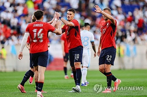 미로슬라프 쿠벡 감독이 이끄는 체코 축구대표팀은 5일(한국시간) 미국 뉴저지 스포츠일러스트레이티드 스타디움에서 열린 북중미 과테말라와의 A매치에서 전반 11분 파트리크 쉬크의 선제골, 후반 27분 토마스 초리의 결승포, 후반 34분 데니스 비신스키의 쐐기골을 묶어 3-1로 이겼다. FIFA 랭킹 96위 과테말라는 전반 40분 윌리암 파하르도의 동점포로 추격했으나 후반 체코의 공세와 수비 실수로 무너졌다. 체코는 지난 1일 코소보와의 홈 평가전 2-1 승리를 포함해 월드컵 직전 A매치를 2연승으로 마무리하고 12일 월드컵 본선 한국전을 준비한다. 연합뉴스