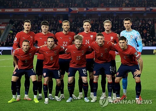 미로슬라프 쿠벡 감독이 이끄는 체코 축구대표팀은 5일(한국시간) 미국 뉴저지 스포츠일러스트레이티드 스타디움에서 열린 북중미 과테말라와의 A매치에서 전반 11분 파트리크 쉬크의 선제골, 후반 27분 토마스 초리의 결승포, 후반 34분 데니스 비신스키의 쐐기골을 묶어 3-1로 이겼다. FIFA 랭킹 96위 과테말라는 전반 40분 윌리암 파하르도의 동점포로 추격했으나 후반 체코의 공세와 수비 실수로 무너졌다. 체코는 지난 1일 코소보와의 홈 평가전 2-1 승리를 포함해 월드컵 직전 A매치를 2연승으로 마무리하고 12일 월드컵 본선 한국전을 준비한다. 연합뉴스