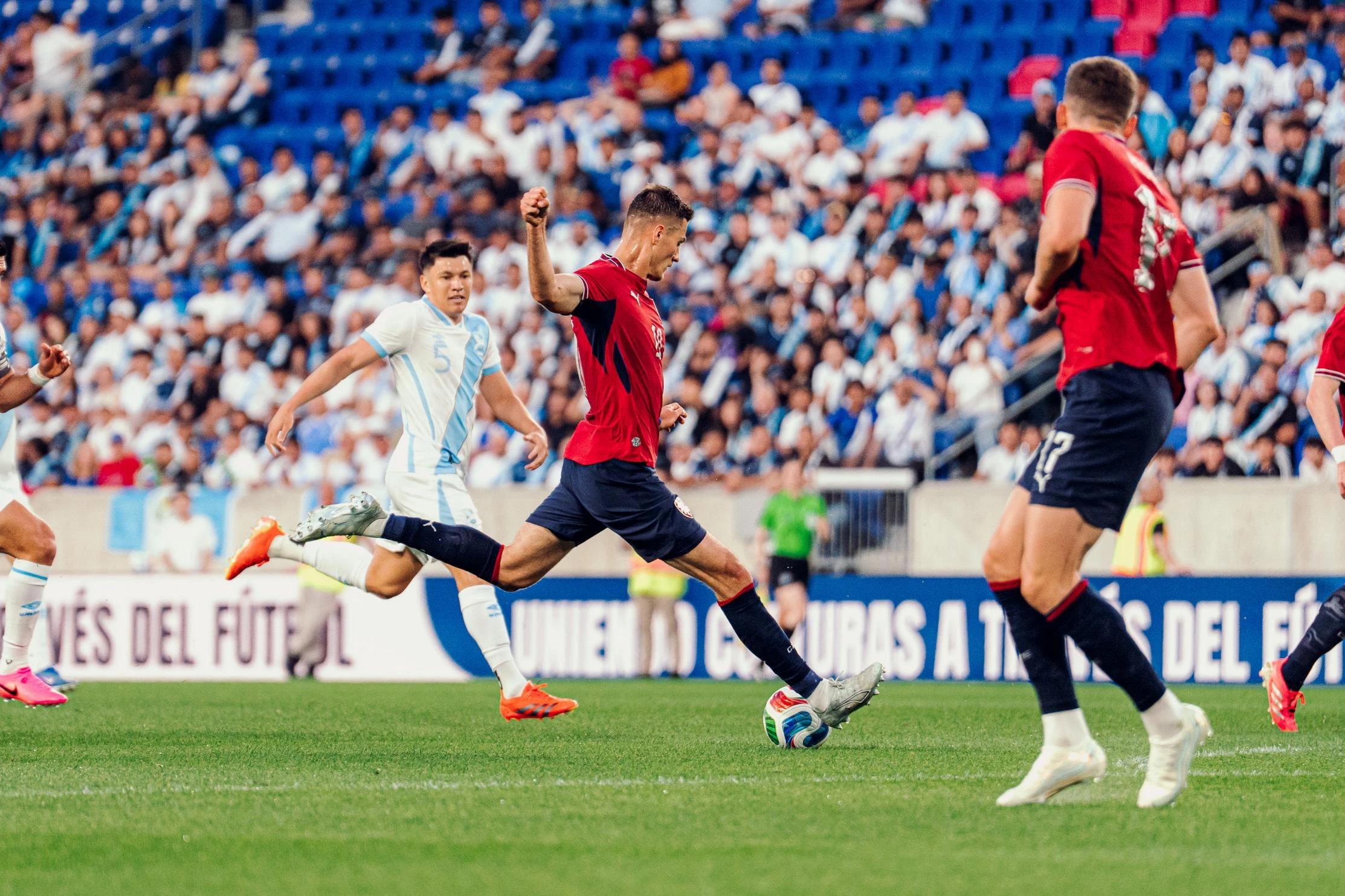 미로슬라프 쿠벡 감독이 이끄는 체코 축구대표팀은 5일(한국시간) 미국 뉴저지 스포츠일러스트레이티드 스타디움에서 열린 북중미 과테말라와의 A매치에서 전반 11분 파트리크 쉬크의 선제골, 후반 27분 토마스 초리의 결승포, 후반 34분 데니스 비신스키의 쐐기골을 묶어 3-1로 이겼다. FIFA 랭킹 96위 과테말라는 전반 40분 윌리암 파하르도의 동점포로 추격했으나 후반 체코의 공세와 수비 실수로 무너졌다. 체코는 지난 1일 코소보와의 홈 평가전 2-1 승리를 포함해 월드컵 직전 A매치를 2연승으로 마무리하고 12일 월드컵 본선 한국전을 준비한다. 체코축구협회