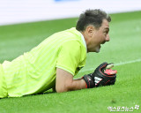 두덱 ‘막기 바쁘다’[포토]