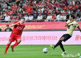제라드 ‘슈팅인 줄 알았지’[포토]
