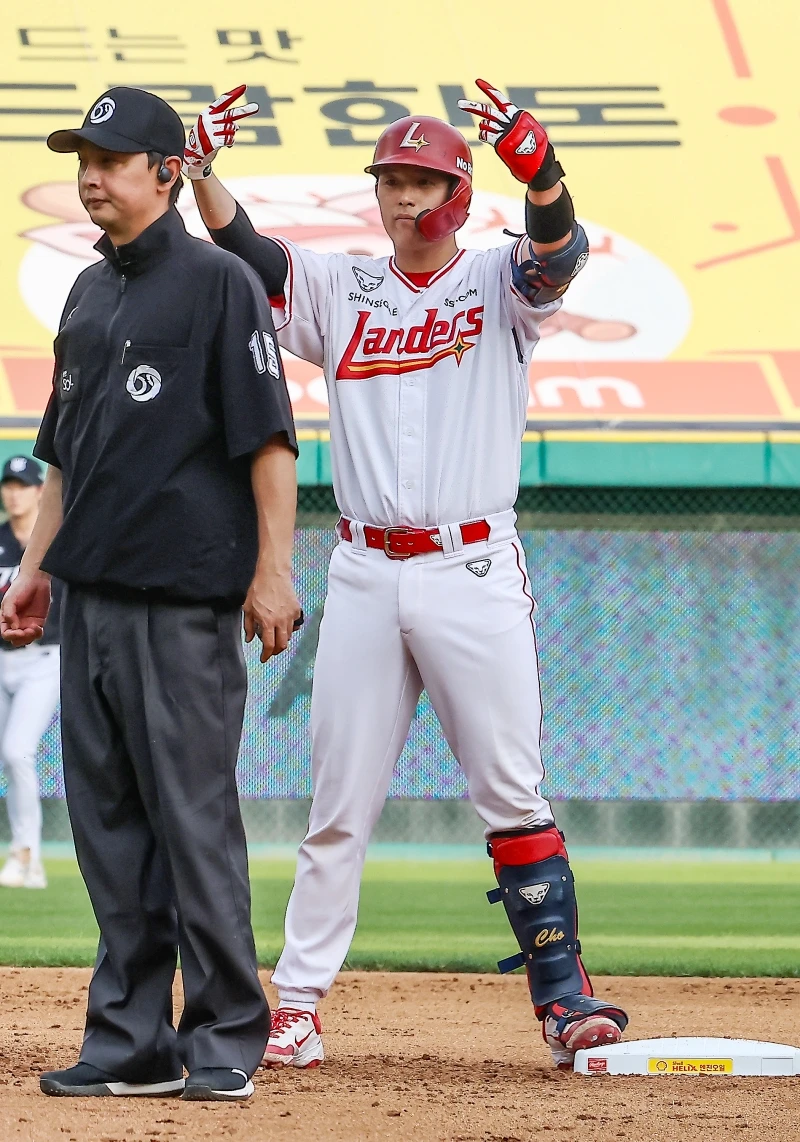 7일 오후 인천SSG랜더스필드에서 열린 '2026 신한 SOL KBO리그' KT 위즈와 SSG 랜더스의 경기, 5회말 무사 1루 SSG 조형우가 1타점 2루타를 때린 뒤 세리머니를 하고 있다. SSG 랜더스