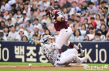 충돌하는 강승호와 히우라[포토]