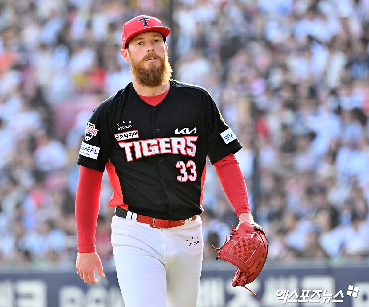 18일 오후 서울 송파구 잠실야구장에서 열린 '2026 신한 SOL Bank KBO리그' KIA 타이거즈와 두산 베어스의 경기, 1회말 수비를 마친 KIA 올러가 더그아웃으로 향하고 있다. 엑스포츠뉴스 DB