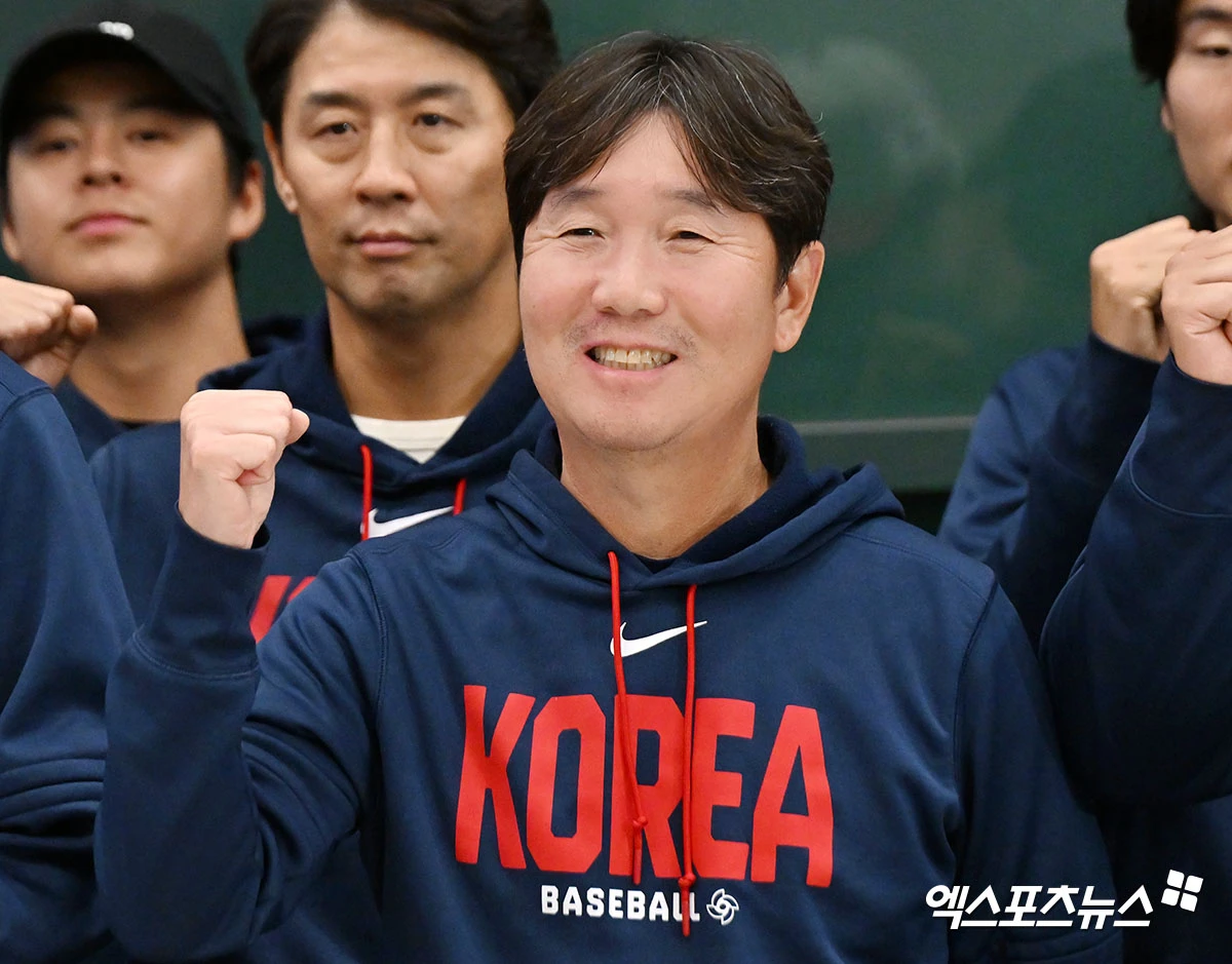 17년 만에 WBC 8강에 진출한 야구 대표팀이 16일 새벽 인천국제공항을 통해 귀국했다. 야구 대표팀 류지현 감독이 포즈를 취하고 있다. 엑스포츠뉴스 DB