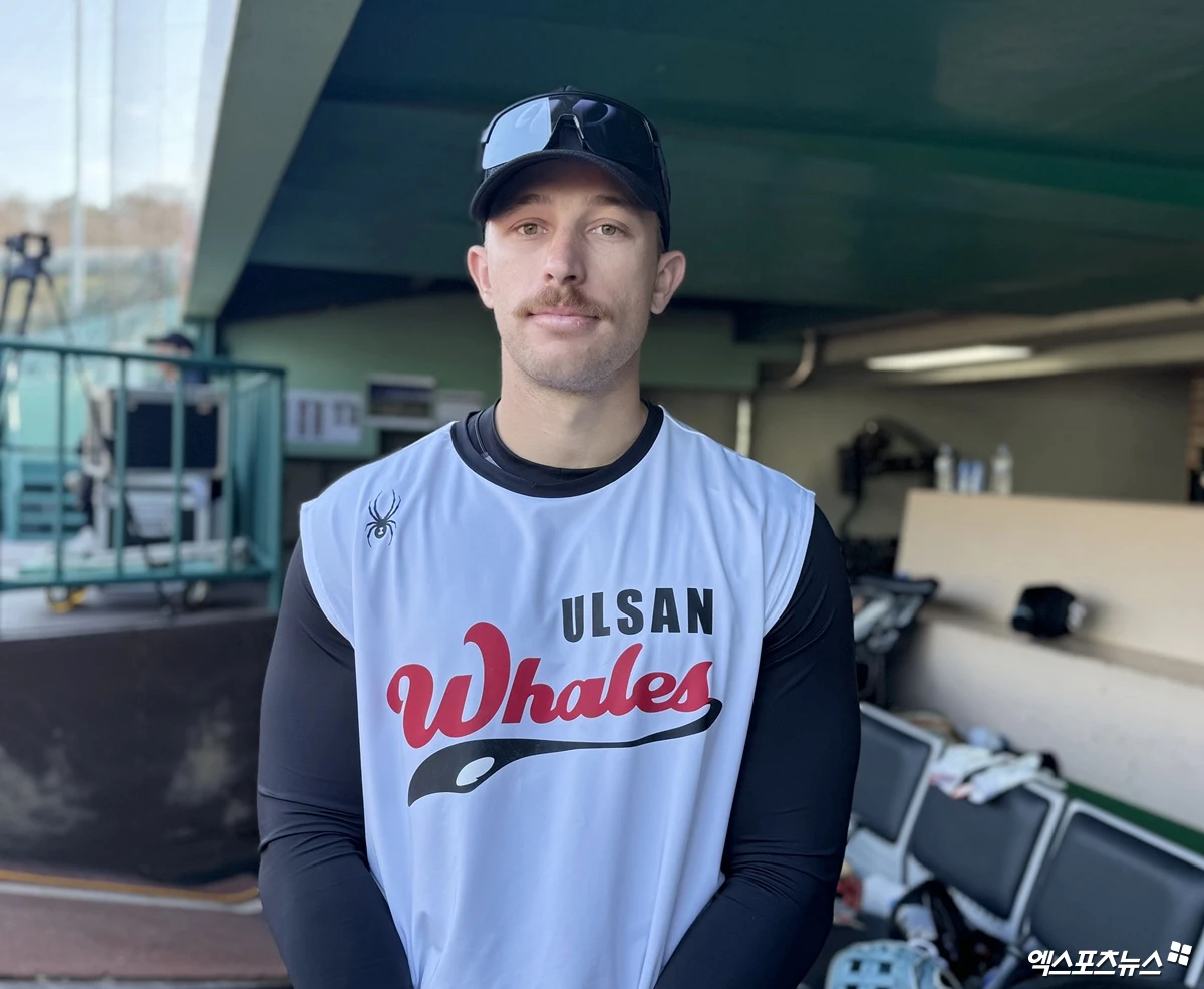 20일 오후 울산 문수야구장에서 열린 '2026 메디힐 KBO 퓨처스리그' 롯데 자이언츠와 울산 웨일즈의 경기, 경기 전 울산 알렉스 홀이 인터뷰에 임하고 있다. 엑스포츠뉴스 DB