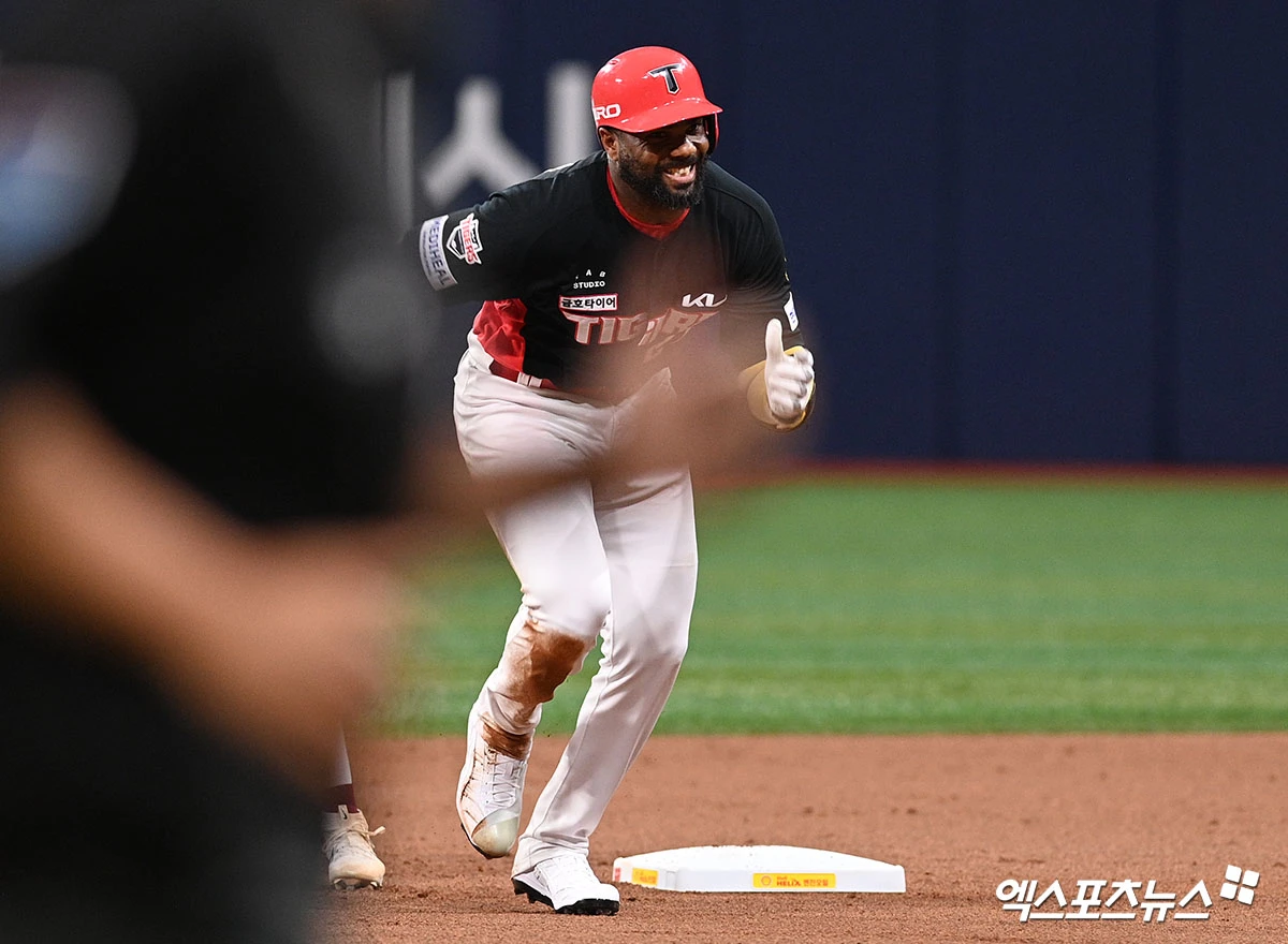28일 오후 서울 구로구 고척스카이돔에서 열린 '2026 신한 SOL Bank KBO리그' KIA 타이거즈와 키움 히어로즈의 경기, 2회초 무사 1루 KIA 아데를린이 키움 수비 실책으로 3루 진루하고 있다. 엑스포츠뉴스 DB