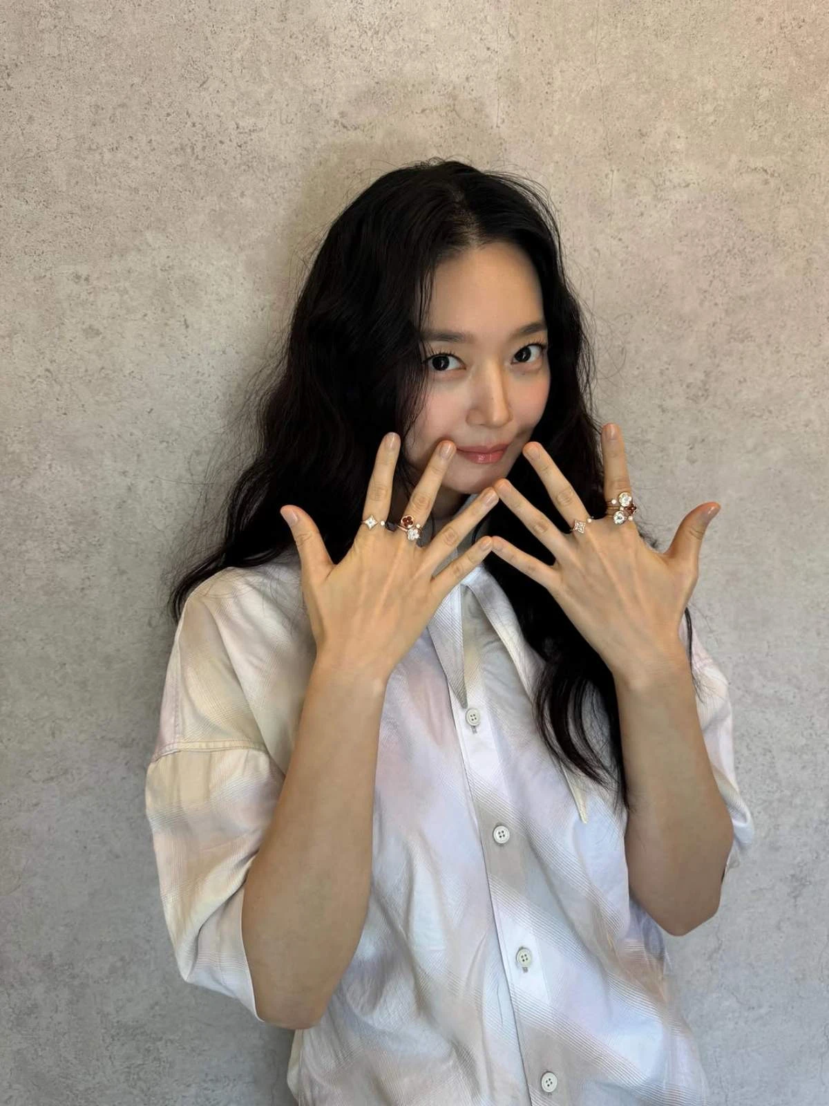 신민아, 명품 반지 착용