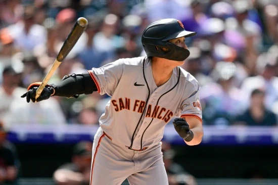 미국 메이저리그(MLB) 샌프란시스코 자이언츠의 이정후(27)가 16경기 연속 안타를 터트며 추신수, 김하성이 세운 미국 메이저리그(MLB) 한국인 최다 안타 타이기록을 수립한 것에 이어 3안타까지 뽑아냈다. 샌프란시스코는 9일 오전 10시 45분부터 미국 미국 캘리포니아주 샌프란시스코의 오라클 파크에서 워싱턴 내셔널스와 2026 메이저리그 정규시즌 홈 경기를 치르는 중이다. 이정후는 4회 1사 주자 없는 상황에서 1루수와 2루수 사이를 빠져나가는 안타를 뽑아냈다. 이어 6회 선두타자로 나서 2루수 키를 넘기는 깔끔한 중전 안타를 뽑아내고 이후 득점까지 했다. 8회에도 선두타자로 나서 내아안타를 친 뒤 득점까지 했다. 연합뉴스