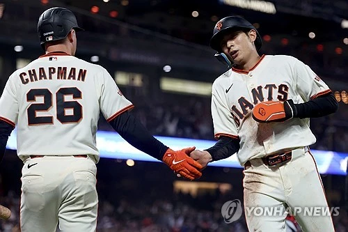 미국 메이저리그(MLB) 샌프란시스코 자이언츠의 이정후(27)가 16경기 연속 안타를 터트며 추신수, 김하성이 세운 미국 메이저리그(MLB) 한국인 최다 안타 타이기록을 수립했다. 아울러 시즌 5호 한 경기 4안타까지 뽑아냈다. 샌프란시스코는 9일 미국 캘리포니아주 샌프란시스코의 오라클 파크에서 워싱턴 내셔널스와 2026 메이저리그 정규시즌 홈 경기에서 9회 3점을 내줘 3-4로 역전패했다. 이정후는 맹활약해서 4회와 6회, 8회, 9회 4타석 연속 안타를 터트렸다. 시즌 타율이 무려 0.333(225타수 75안타)까지 상승하며 내셔널리그 타율 공동 2위가 됐다. 연합뉴스