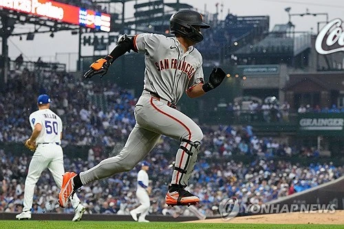 미국 메이저리그(MLB) 샌프란시스코 자이언츠의 이정후(27)가 16경기 연속 안타를 터트며 추신수, 김하성이 세운 미국 메이저리그(MLB) 한국인 최다 안타 타이기록을 수립했다. 아울러 시즌 5호 한 경기 4안타까지 뽑아냈다. 샌프란시스코는 9일 미국 캘리포니아주 샌프란시스코의 오라클 파크에서 워싱턴 내셔널스와 2026 메이저리그 정규시즌 홈 경기에서 9회 3점을 내줘 3-4로 역전패했다. 이정후는 맹활약해서 4회와 6회, 8회, 9회 4타석 연속 안타를 터트렸다. 시즌 타율이 무려 0.333(225타수 75안타)까지 상승하며 내셔널리그 타율 공동 2위가 됐다. 연합뉴스