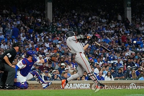 미국 메이저리그(MLB) 샌프란시스코 자이언츠의 이정후(27)가 16경기 연속 안타를 터트며 추신수, 김하성이 세운 미국 메이저리그(MLB) 한국인 최다 안타 타이기록을 수립했다. 아울러 시즌 5호 한 경기 4안타까지 뽑아냈다. 샌프란시스코는 9일 미국 캘리포니아주 샌프란시스코의 오라클 파크에서 워싱턴 내셔널스와 2026 메이저리그 정규시즌 홈 경기에서 9회 3점을 내줘 3-4로 역전패했다. 이정후는 맹활약해서 4회와 6회, 8회, 9회 4타석 연속 안타를 터트렸다. 시즌 타율이 무려 0.333(225타수 75안타)까지 상승하며 내셔널리그 타율 공동 2위가 됐다. 연합뉴스