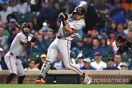 미국 메이저리그(MLB) 샌프란시스코 자이언츠의 이정후(27)가 16경기 연속 안타를 터트며 추신수, 김하성이 세운 미국 메이저리그(MLB) 한국인 최다 안타 타이기록을 수립했다. 아울러 시즌 5호 한 경기 4안타까지 뽑아냈다. 샌프란시스코는 9일 미국 캘리포니아주 샌프란시스코의 오라클 파크에서 워싱턴 내셔널스와 2026 메이저리그 정규시즌 홈 경기에서 9회 3점을 내줘 3-4로 역전패했다. 이정후는 맹활약해서 4회와 6회, 8회, 9회 4타석 연속 안타를 터트렸다. 시즌 타율이 무려 0.333(225타수 75안타)까지 상승하며 내셔널리그 타율 공동 2위가 됐다. 연합뉴스