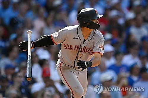 미국 메이저리그(MLB) 샌프란시스코 자이언츠의 이정후(27)가 16경기 연속 안타를 터트며 추신수, 김하성이 세운 미국 메이저리그(MLB) 한국인 최다 안타 타이기록을 수립했다. 아울러 시즌 5호 한 경기 4안타까지 뽑아냈다. 샌프란시스코는 9일 미국 캘리포니아주 샌프란시스코의 오라클 파크에서 워싱턴 내셔널스와 2026 메이저리그 정규시즌 홈 경기에서 9회 3점을 내줘 3-4로 역전패했다. 이정후는 맹활약해서 4회와 6회, 8회, 9회 4타석 연속 안타를 터트렸다. 시즌 타율이 무려 0.333(225타수 75안타)까지 상승하며 내셔널리그 타율 공동 2위가 됐다. 연합뉴스