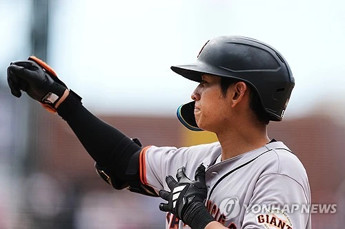미국 메이저리그(MLB) 샌프란시스코 자이언츠의 이정후(27)가 16경기 연속 안타를 터트며 추신수, 김하성이 세운 미국 메이저리그(MLB) 한국인 최다 안타 타이기록을 수립했다. 아울러 시즌 5호 한 경기 4안타까지 뽑아냈다. 샌프란시스코는 9일 미국 캘리포니아주 샌프란시스코의 오라클 파크에서 워싱턴 내셔널스와 2026 메이저리그 정규시즌 홈 경기에서 9회 3점을 내줘 3-4로 역전패했다. 이정후는 맹활약해서 4회와 6회, 8회, 9회 4타석 연속 안타를 터트렸다. 시즌 타율이 무려 0.333(225타수 75안타)까지 상승하며 내셔널리그 타율 공동 2위가 됐다. 연합뉴스