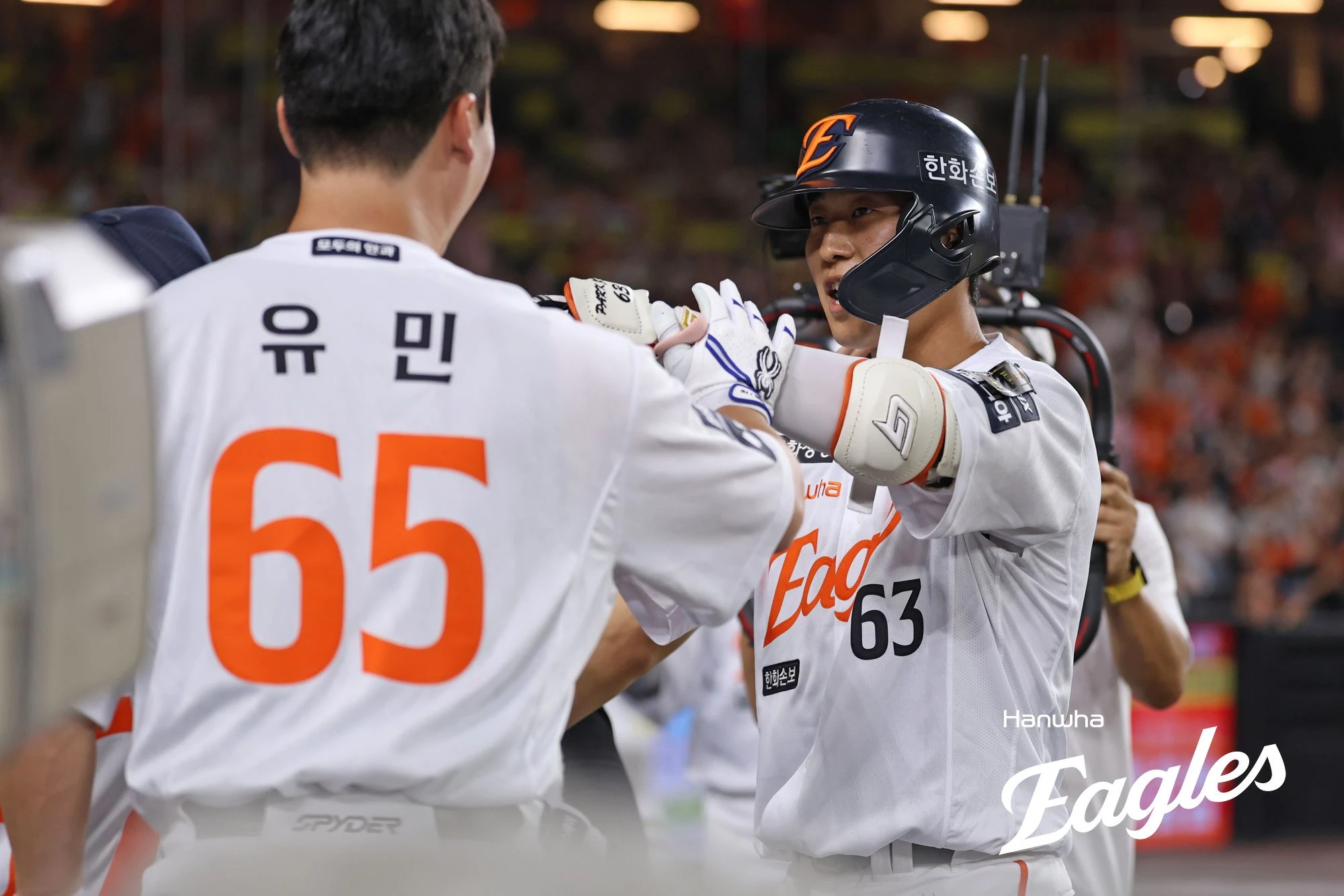한화 이글스 내야수 박정현(오른쪽)이 9일 대전 한화생명 볼파크에서 열린 2026 신한 SOL KBO리그 KIA 타이거즈와의 팀 간 7차전에서 8회말 2점 홈런을 기록했다. 사진 한화 이글스