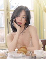 송혜교, 수영장 사진 공개…비치룩 자태 시선집중