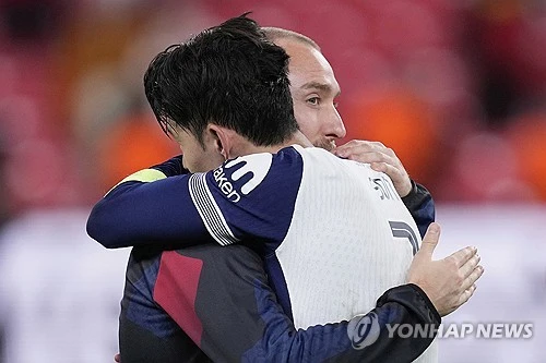 크리스티안 에릭센이 A매치 도중 심정지로 쓰러지자 토트넘 홋스퍼가 응원 메시지를 보냈다. 손흥민은 이 게시물에 좋아요를 누르며 옛 동료를 향한 응원의 뜻을 전했다. 연합뉴스