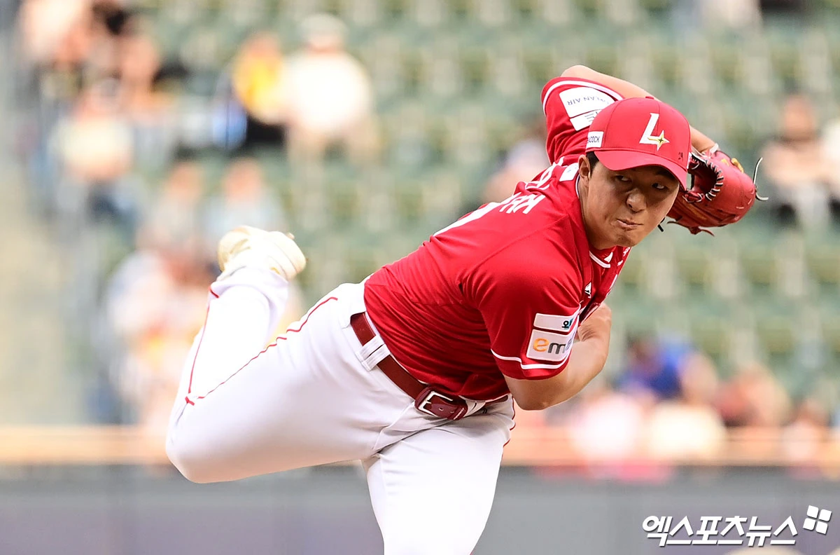 9일 오후 서울 송파구 잠실야구장에서 열린 '2026 신한 SOL Bank KBO리그' SSG 랜더스와 LG 트윈스의 경기, 1회말 SSG 선발투수 김민준이 역투하고 있다. 잠실, 박지영 기자
