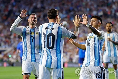 2026 국제축구연맹(FIFA) 북중미 월드컵에서 월드컵 2연패에 도전하는 아르헨티나의 '축구의 신' 리오넬 메시가 대회를 앞두고 열린 최종 평가전에서 맹활약을 펼치며 예열을 마쳤다. 앞서 소속팀 인터 마이애미에서 입은 햄스트링 부상으로 메시의 경기력에 대한 우려가 커진 채 이날 경기를 벤치에서 시작한 메시는 20여분만 소화하고도 뚜렷한 존재감을 발휘하며 건재함을 과시했다. 사진 연합뉴스