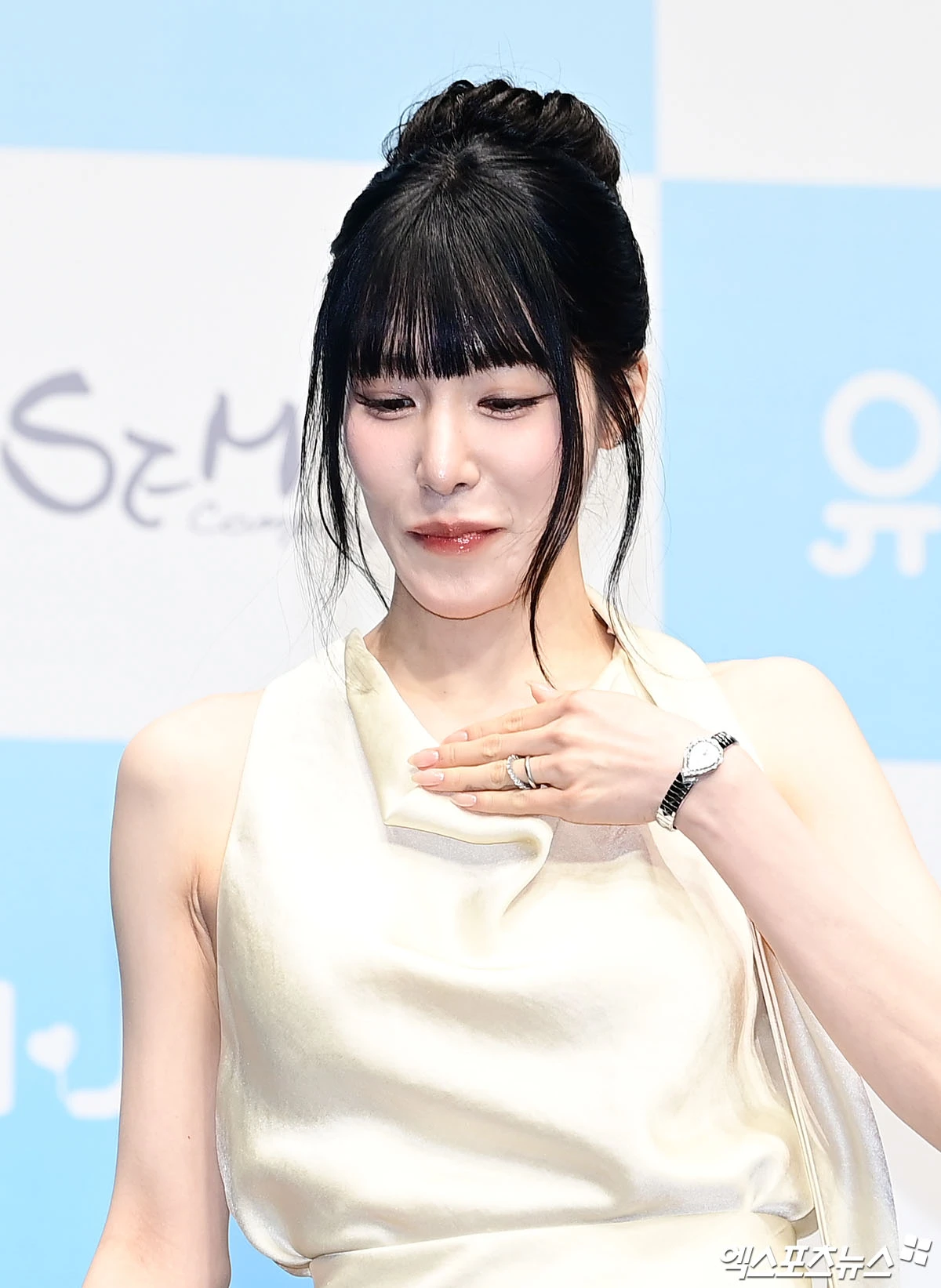 왼손 약지에는 눈부신 반지가