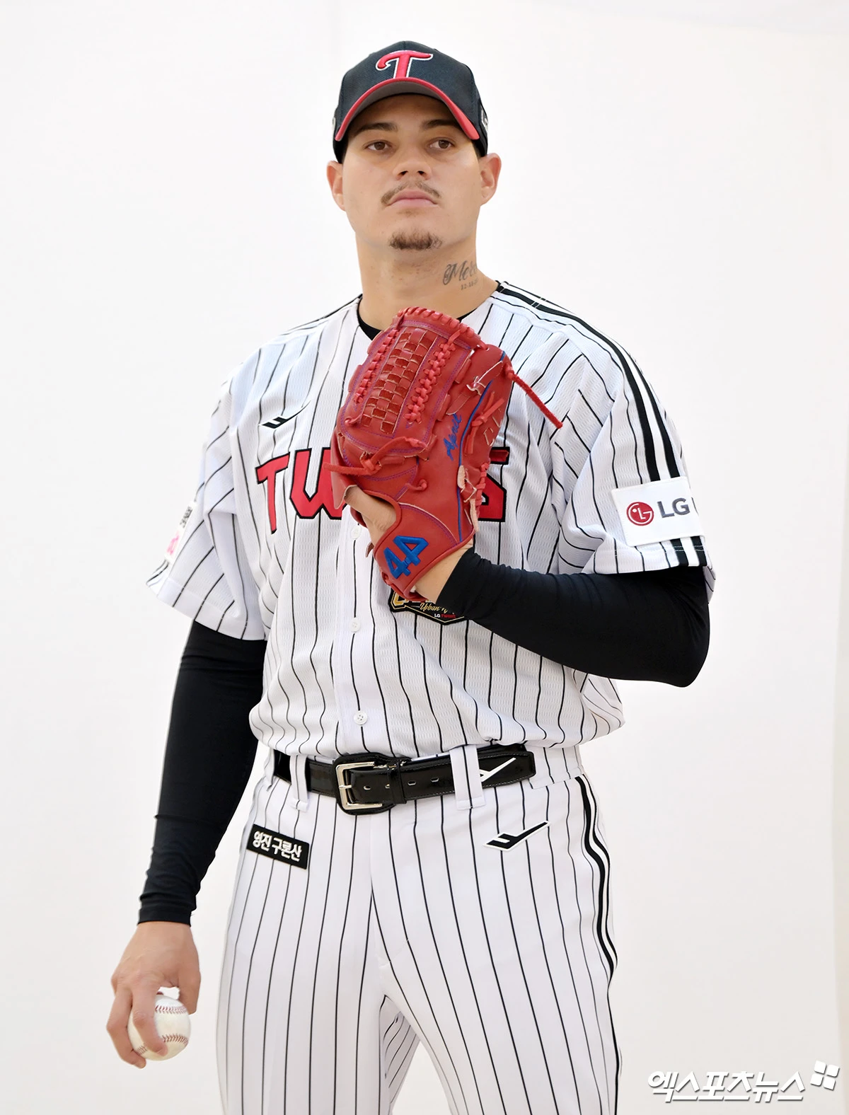 10일 오후 서울 송파구 잠실야구장에서 열리는 '2026 신한 SOL Bank KBO리그' SSG 랜더스와 LG 트윈스의 경기, LG 새 외국인투수 약셀 리오스가 프로필 촬영에 임하고 있다. 잠실, 김한준 기자