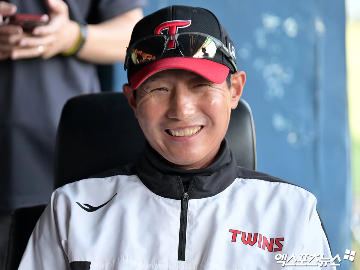 10일 오후 서울 송파구 잠실야구장에서 열리는 '2026 신한 SOL Bank KBO리그' SSG 랜더스와 LG 트윈스의 경기, LG 염경엽 감독이 미소를 보이고 있다. 잠실, 김한준 기자