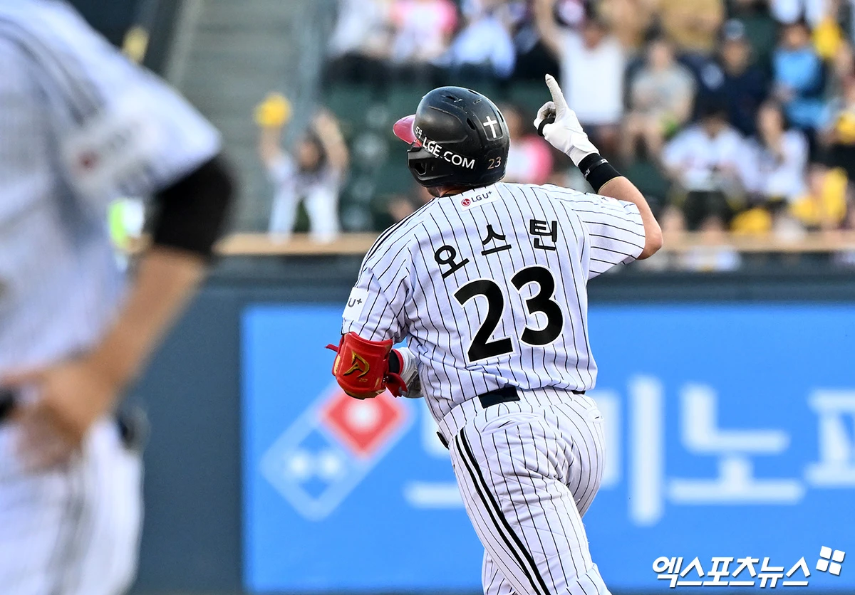 10일 오후 서울 송파구 잠실야구장에서 열린 '2026 신한 SOL Bank KBO리그' SSG 랜더스와 LG 트윈스의 경기, 1회말 2사 LG 오스틴이 솔로 홈런을 날린 후 그라운드를 돌고 있다. 잠실, 김한준 기자