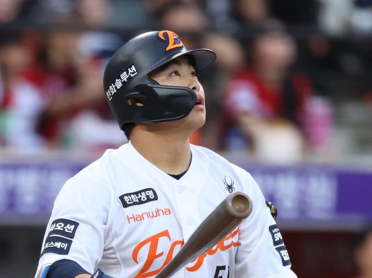 한화는 10일 대전 한화생명볼파크에서 2026 신한 SOL뱅크 KBO리그 KIA전을 치러 4-3으로 승리했다. 이날 승리로 한화는 시즌 31승1무28패를 기록하면서 4위 KIA와 격차를 다시 1경기로 좁혔다. 5위 한화는 31승1무28패를 기록했고, 4위 KIA는 2연승을 마감하면서 33승2무28패가 됐다. 한화는 올 시즌 KIA와의 홈 4경기를 모두 패하는 수모를 당했는데 다섯 번째 경기에서 웃었다. 한화 이글스